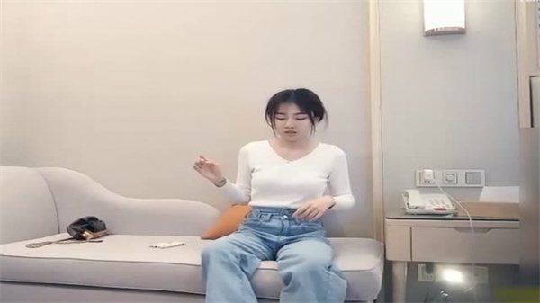 极品高挑牛仔裤女神 紧身衣裹不住的骚体 忍不住爆操到喷汁